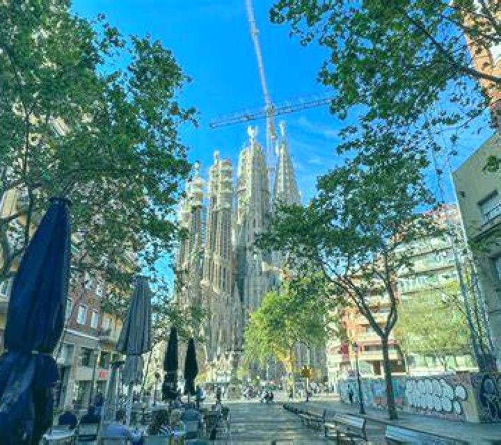 Macarena Sagrada Familia escort